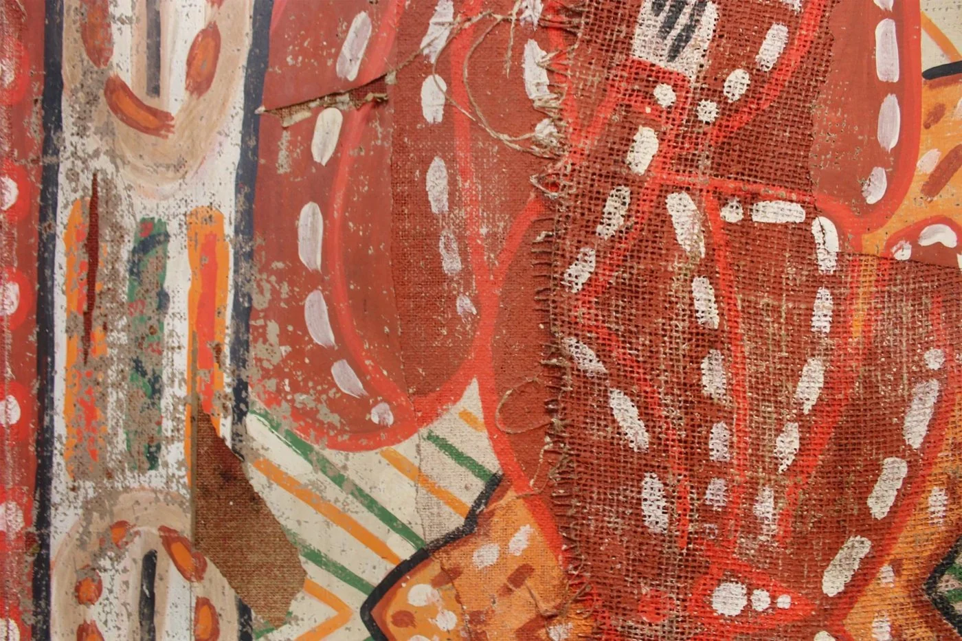 Detalj ur en målning med bearbetad yta i tegelrött, orange och vitt