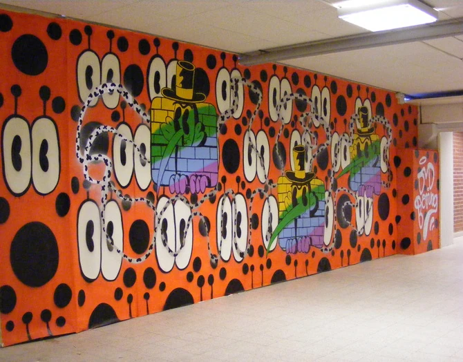 Orange mural med stora ögon och figurer i hattar längs en korridorvägg